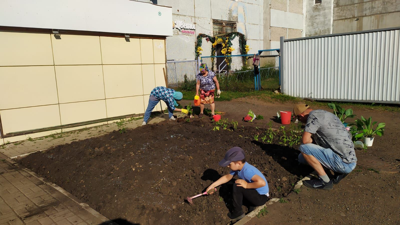 Жители Камских Полян преобразили центр посёлка