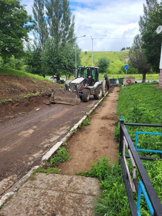 В Камских Полянах продолжаются работы по капитальному ремонту жилого фонда и дворов