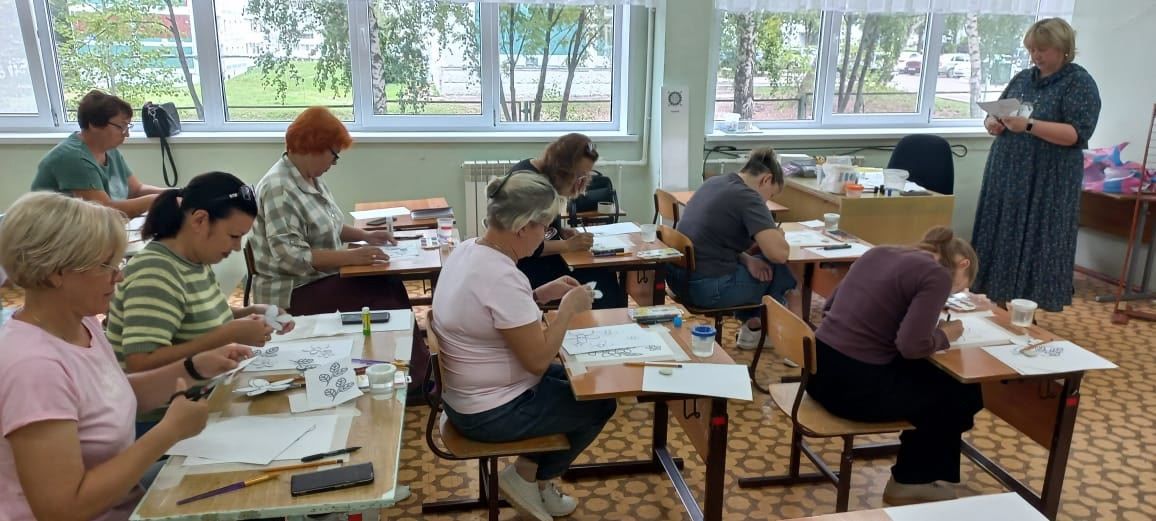Педагоги школы № 2 Камских Полян осваивают изобразительное искусство