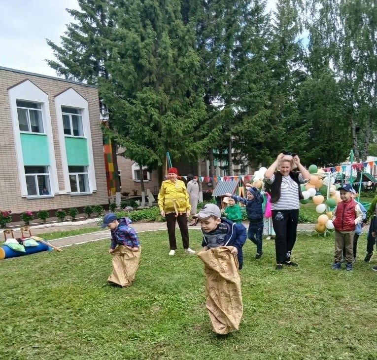 Веселье на свежем воздухе: дошколята Камских Полян отметили яркий праздник Сабантуй