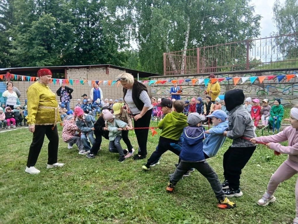 Веселье на свежем воздухе: дошколята Камских Полян отметили яркий праздник Сабантуй