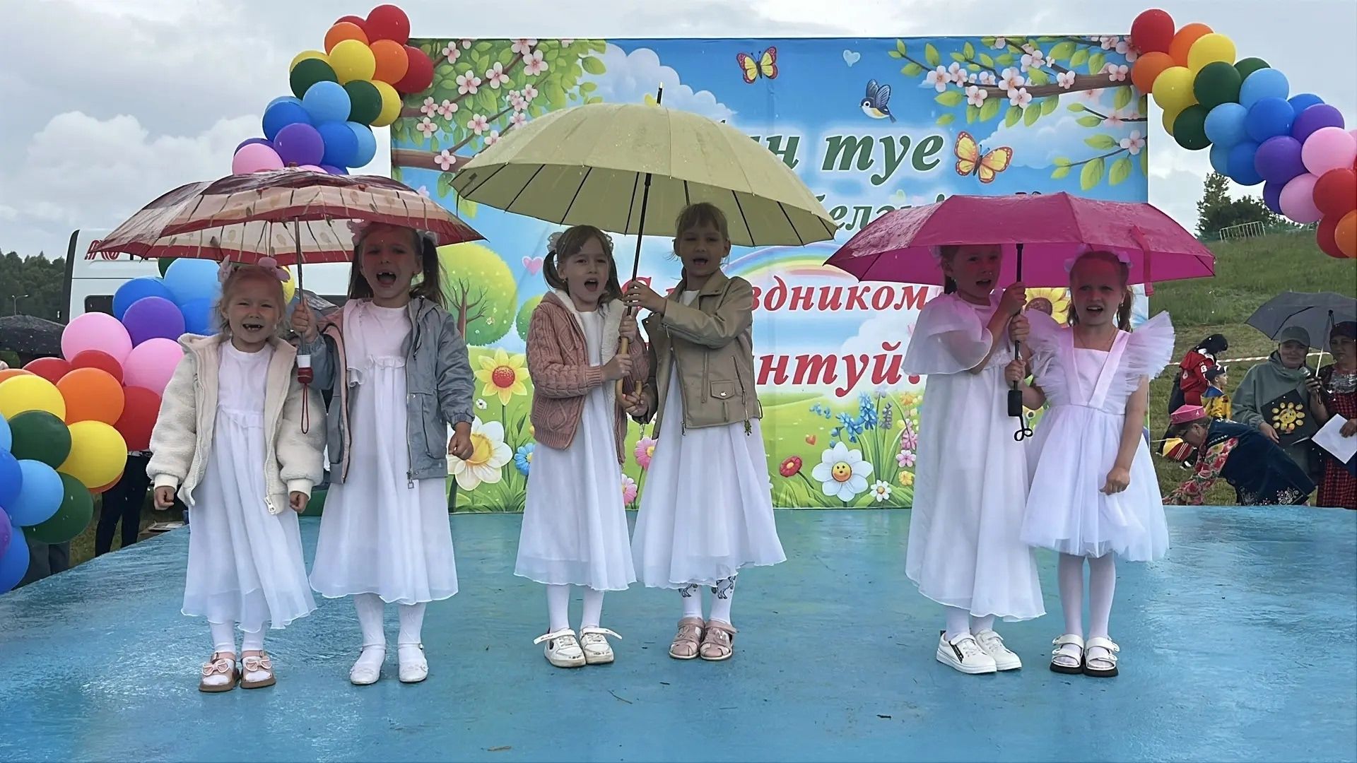 Смех, песни и пляски: в Камских Полянах прошел веселый детский Сабантуй