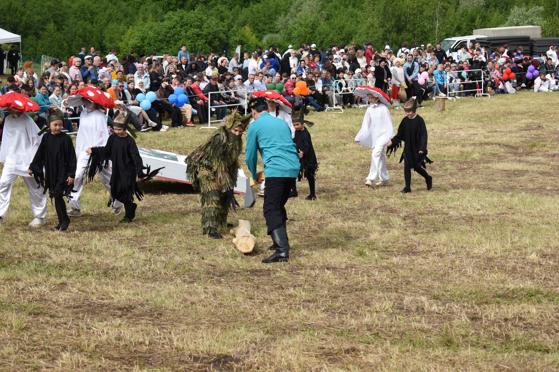 Шумно и по-народному: в Камских Полянах с размахом отпраздновали Сабантуй-2026
