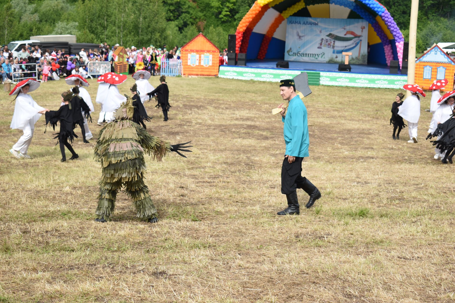Шумно и по-народному: в Камских Полянах с размахом отпраздновали Сабантуй-2026
