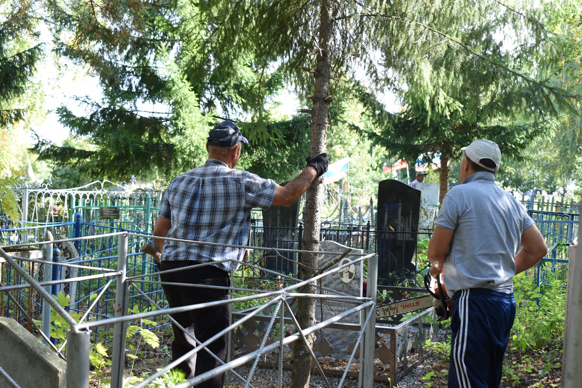 Жители Камских Полян привели кладбище в порядок