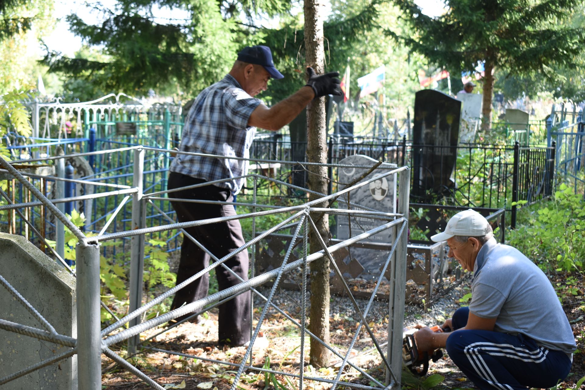 Жители Камских Полян привели кладбище в порядок