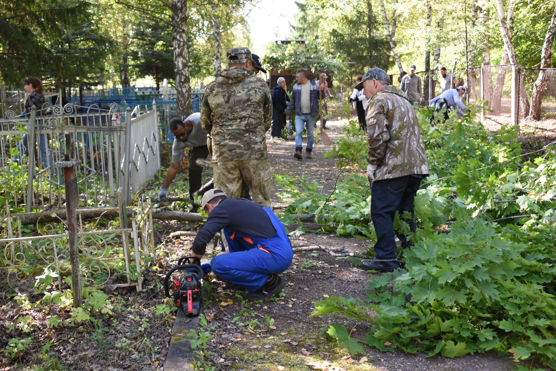 Жители Камских Полян привели в порядок городское кладбище