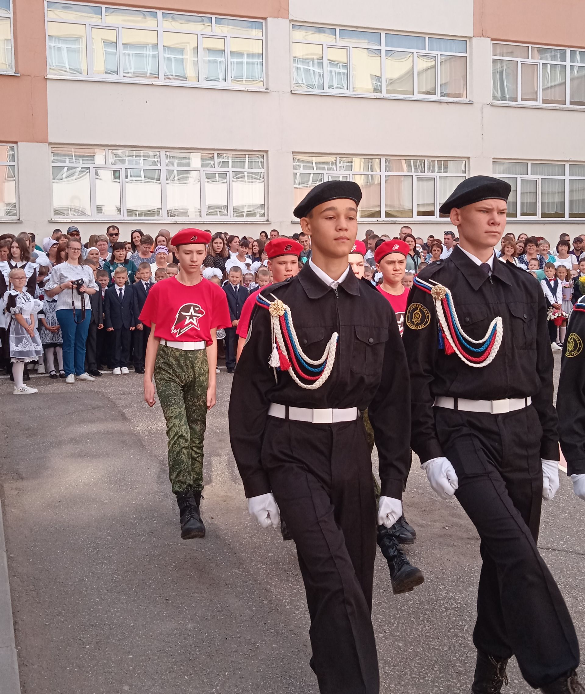 1 сентября в камполянской школе №1 прошла праздничная линейка