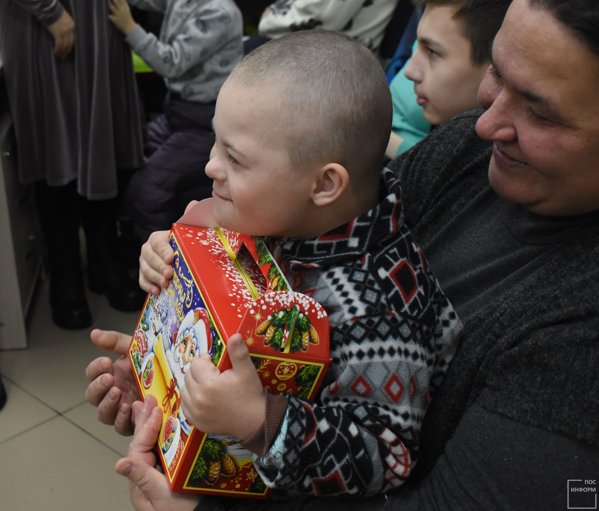 В молодёжном центре «Алан» вручили новогодние подарки детям