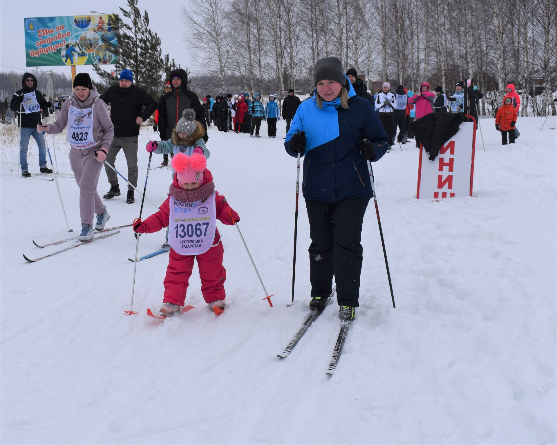 Жители Камских Полян приняли участие в «Лыжне России - 2023»