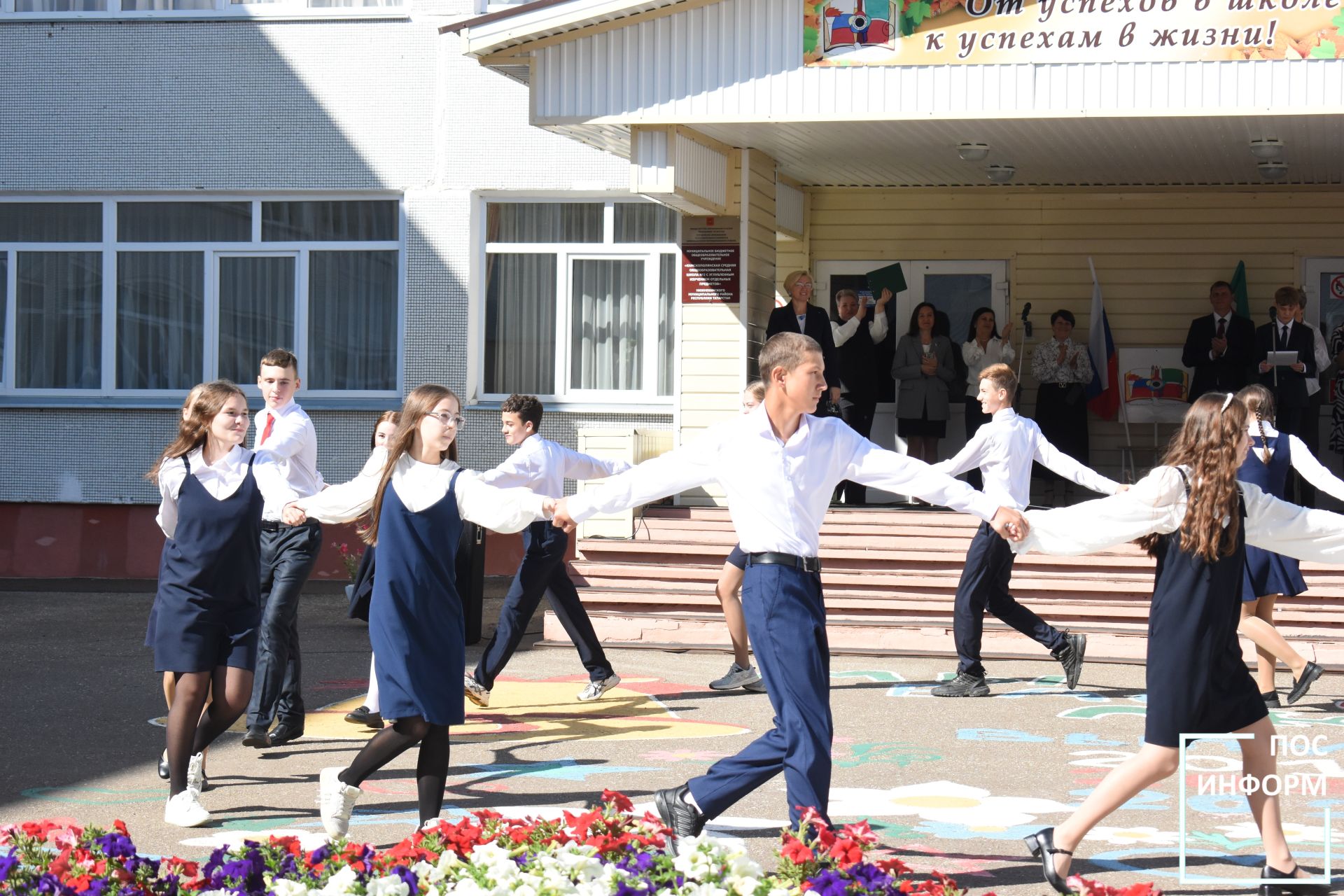 В школе №2 прошла торжественная линейка, посвященная дню знаний💐🎤🎊