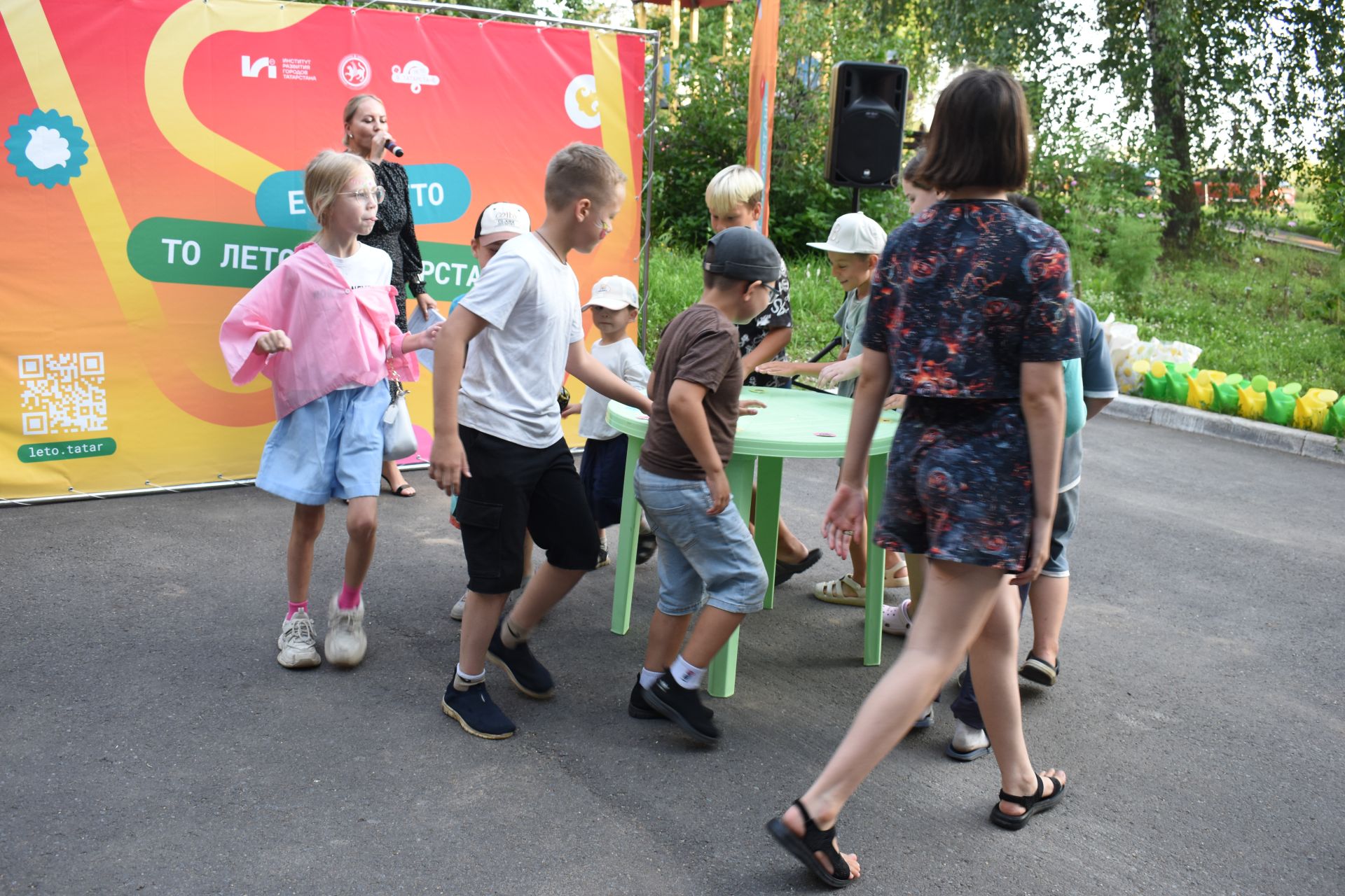 Танцы, смех и соседское тепло: как в Камских Полянах открыли сезон дворовых праздников
