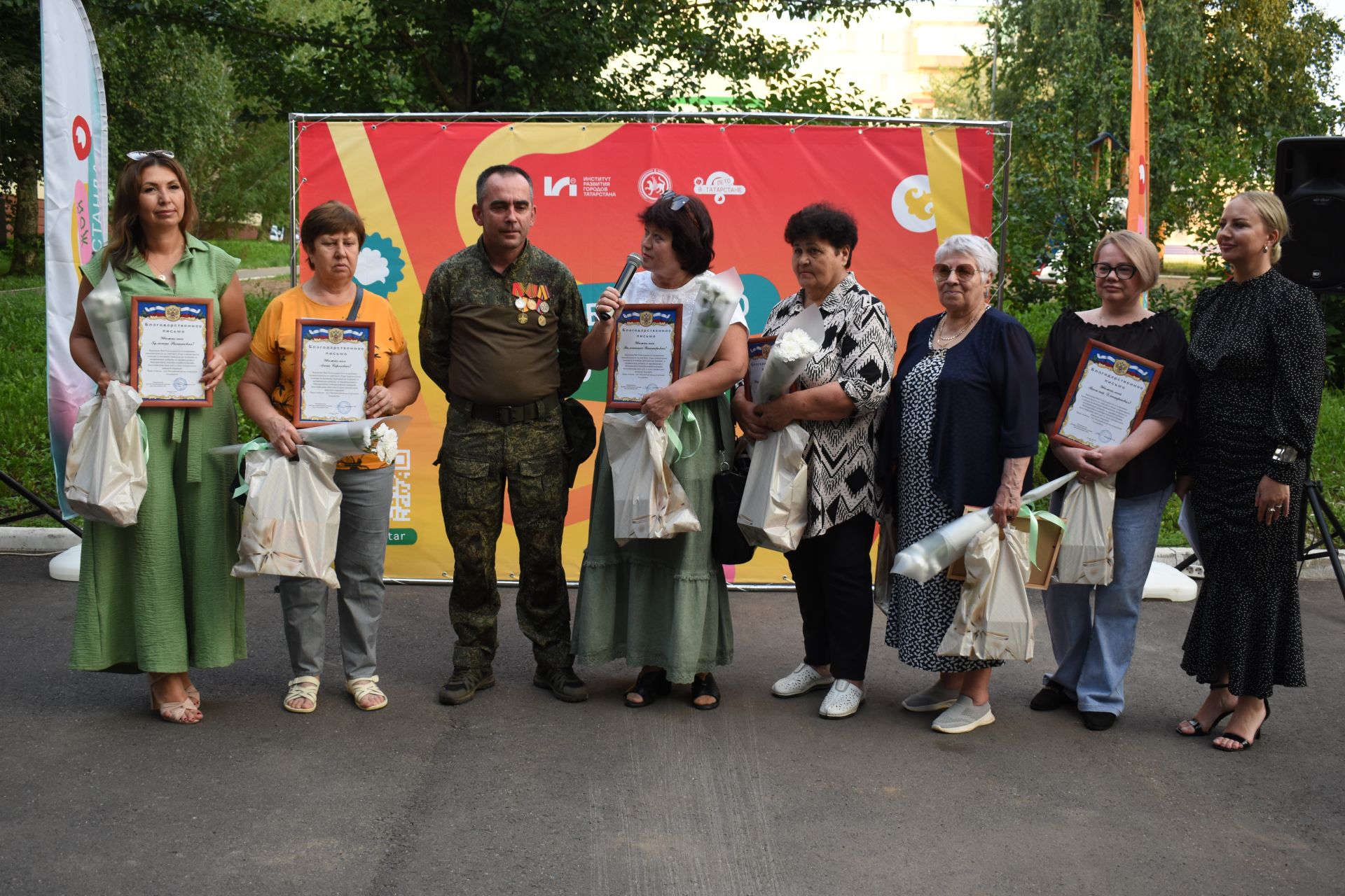 Танцы, смех и соседское тепло: как в Камских Полянах открыли сезон дворовых праздников