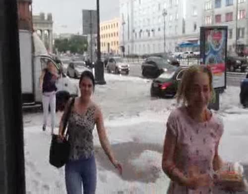 Видео: в Петербурге выпал аномальный июльский снег и образовал сугробы