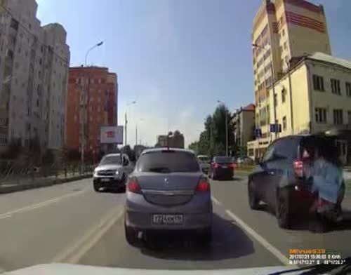 В Татарстане сбитая машиной девушка пролетела несколько метров 