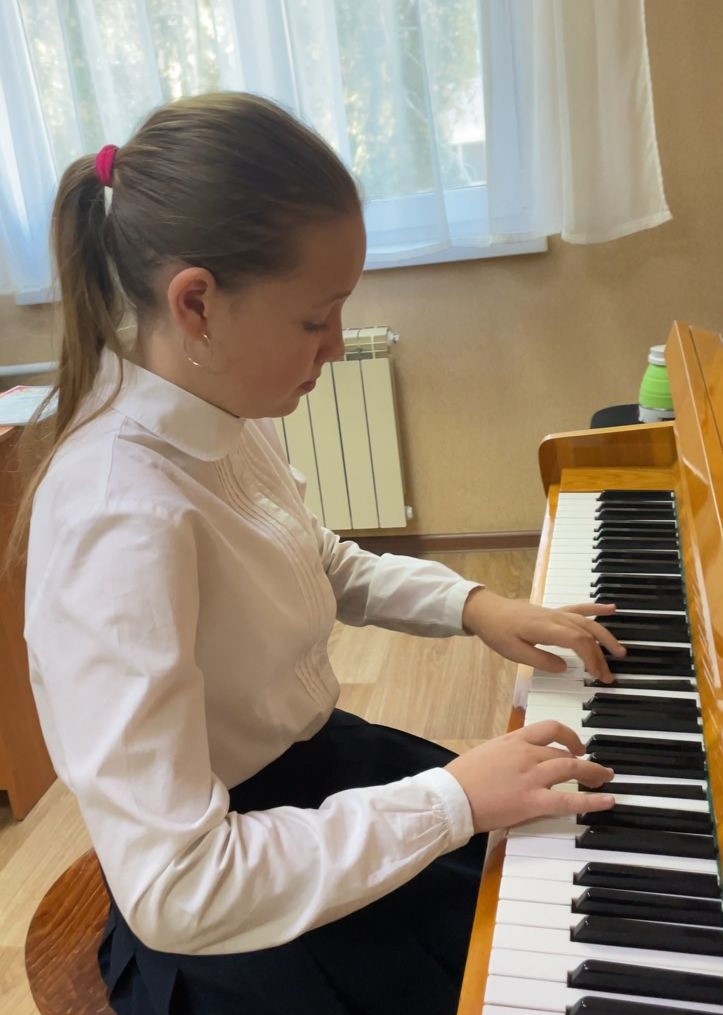 🎹 Юная пианистка из Камских Полян очаровывает своей игрой на фортепиано