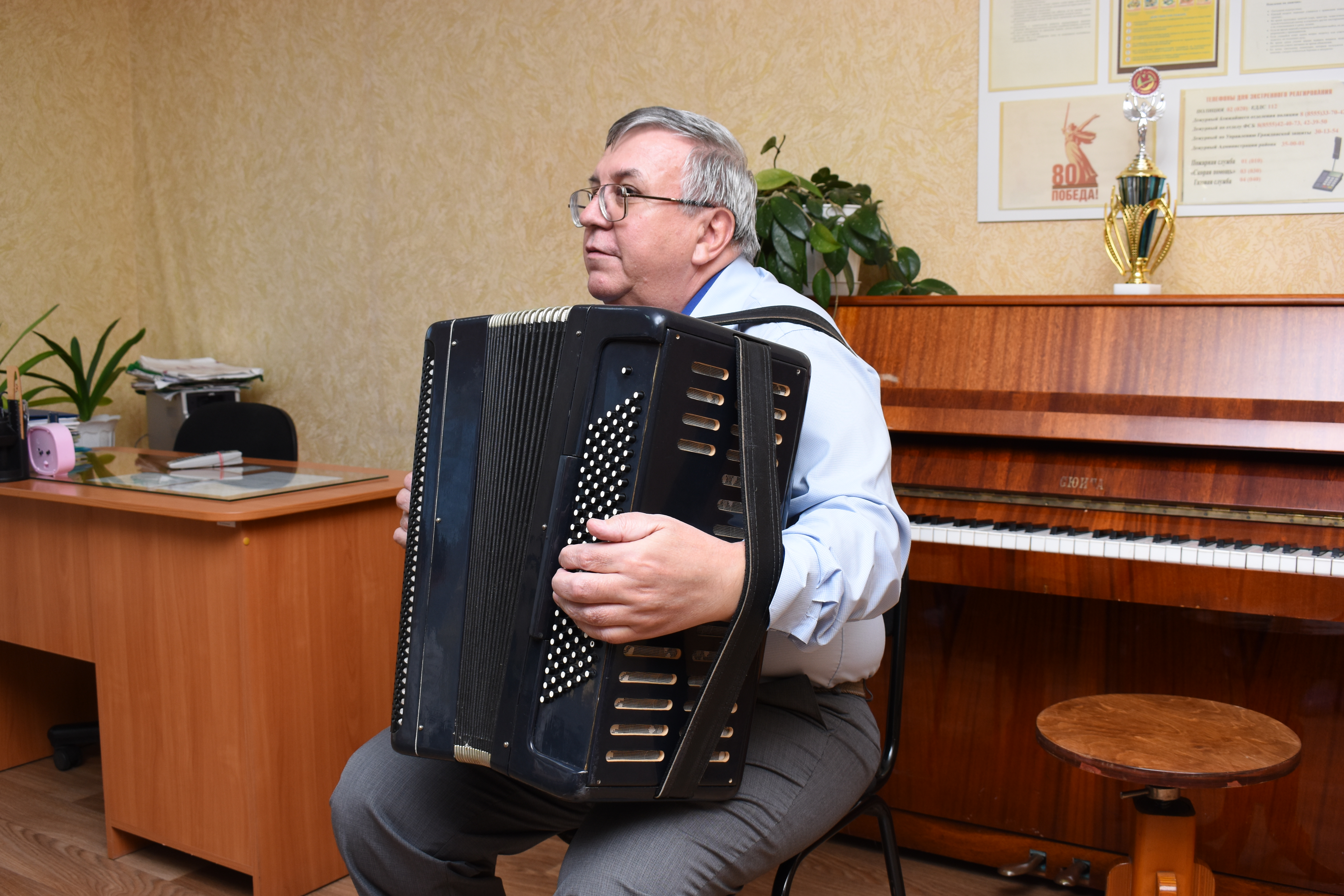 🎵 Очарованный баяном: история учителя, который 28 лет вдохновляет детей музыкой