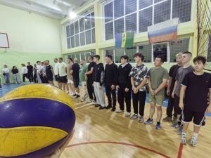 В Камскополянской школе №2 папы и дети сыграли в волейбол в честь Дня отца