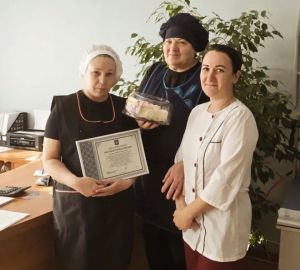 Поваров детского сада «Айгуль» в Камских Полянах поздравили с Днём повара