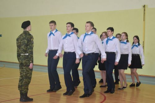 Равняйсь, смирно! Смотр строя и песни в Камско-Полянской школе № 2
