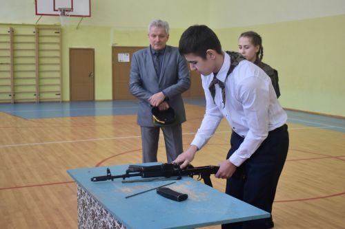 Равняйсь, смирно! Смотр строя и песни в Камско-Полянской школе № 2