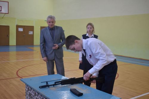 Равняйсь, смирно! Смотр строя и песни в Камско-Полянской школе № 2