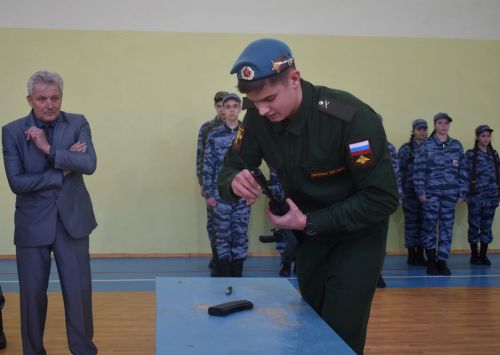 Равняйсь, смирно! Смотр строя и песни в Камско-Полянской школе № 2