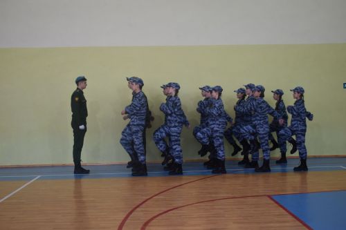 Равняйсь, смирно! Смотр строя и песни в Камско-Полянской школе № 2
