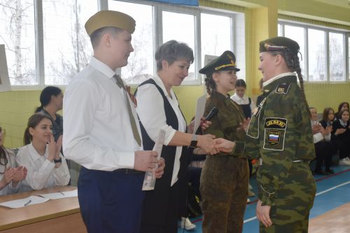 Равняйсь, смирно! Смотр строя и песни в Камско-Полянской школе № 2