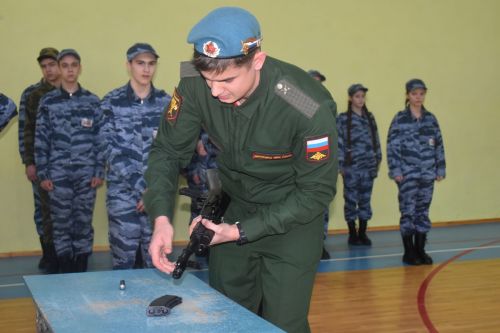 Равняйсь, смирно! Смотр строя и песни в Камско-Полянской школе № 2