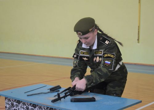 Равняйсь, смирно! Смотр строя и песни в Камско-Полянской школе № 2