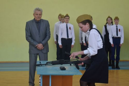 Равняйсь, смирно! Смотр строя и песни в Камско-Полянской школе № 2
