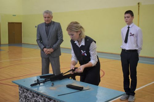 Равняйсь, смирно! Смотр строя и песни в Камско-Полянской школе № 2