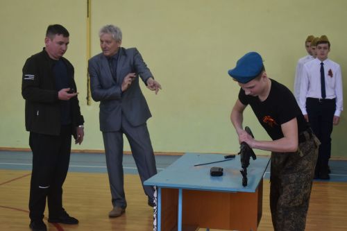Равняйсь, смирно! Смотр строя и песни в Камско-Полянской школе № 2
