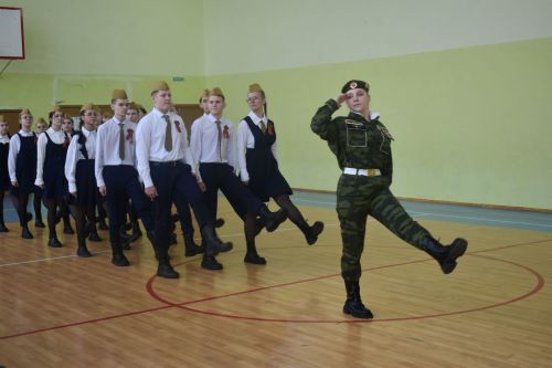 Равняйсь, смирно! Смотр строя и песни в Камско-Полянской школе № 2