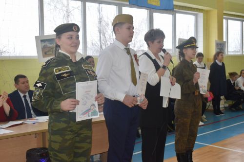 Равняйсь, смирно! Смотр строя и песни в Камско-Полянской школе № 2