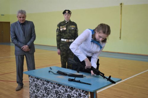 Равняйсь, смирно! Смотр строя и песни в Камско-Полянской школе № 2