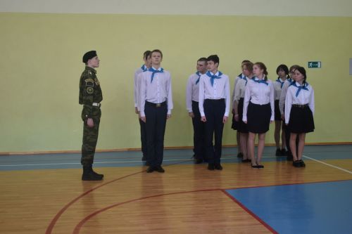Равняйсь, смирно! Смотр строя и песни в Камско-Полянской школе № 2