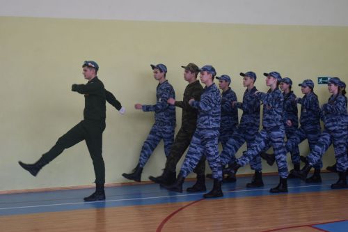 Равняйсь, смирно! Смотр строя и песни в Камско-Полянской школе № 2