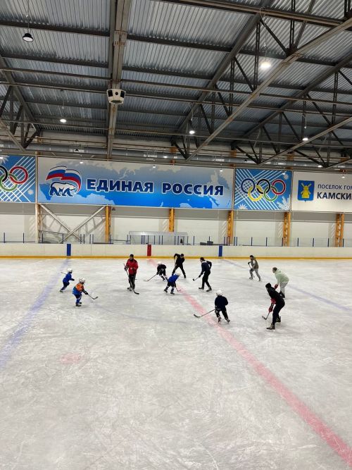 В Ледовом дворце «Олимпия» состоялась игровая программа «Папа и я неразлучные друзья»