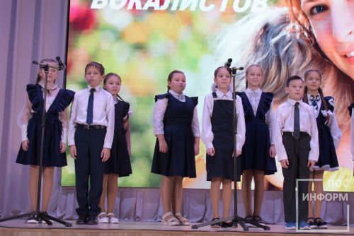 В Камских Полянах состоялся районный фестиваль-конкурс «Тепло сердец для милых мам», посвященный Дню матери