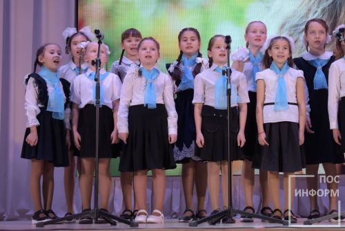 В Камских Полянах состоялся районный фестиваль-конкурс «Тепло сердец для милых мам», посвященный Дню матери