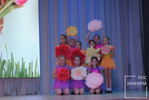 В Камских Полянах состоялся районный фестиваль-конкурс «Тепло сердец для милых мам», посвященный Дню матери