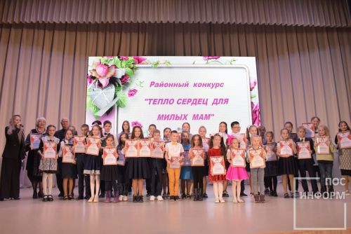В Камских Полянах состоялся районный фестиваль-конкурс «Тепло сердец для милых мам», посвященный Дню матери