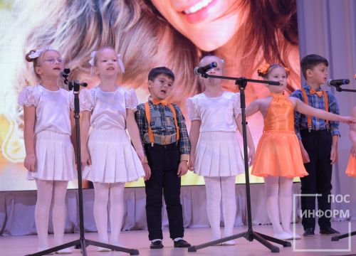 В Камских Полянах состоялся районный фестиваль-конкурс «Тепло сердец для милых мам», посвященный Дню матери