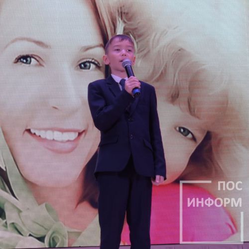 В Камских Полянах состоялся районный фестиваль-конкурс «Тепло сердец для милых мам», посвященный Дню матери