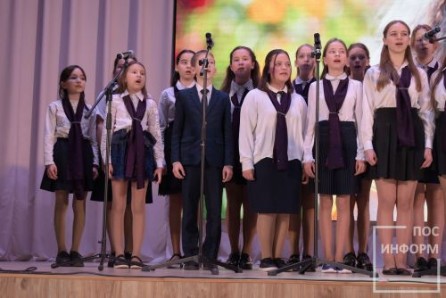 В Камских Полянах состоялся районный фестиваль-конкурс «Тепло сердец для милых мам», посвященный Дню матери