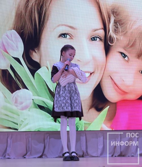 В Камских Полянах состоялся районный фестиваль-конкурс «Тепло сердец для милых мам», посвященный Дню матери