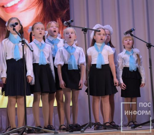В Камских Полянах состоялся районный фестиваль-конкурс «Тепло сердец для милых мам», посвященный Дню матери
