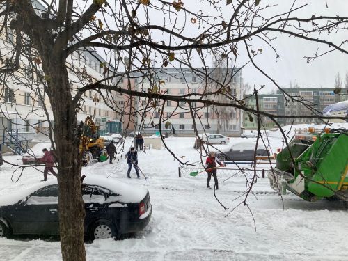 В Камских Полянах устраняют последствия снегопада